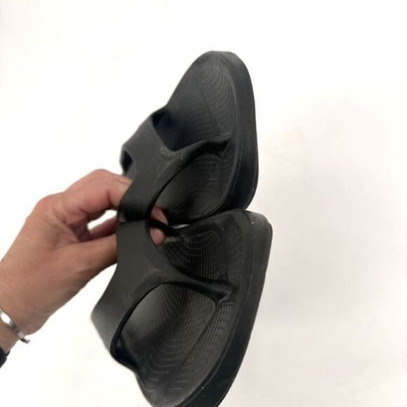 OOFOS OOriginal Flip Flop Men’s 10 Women 12 Sandals Comfort Recovery Shoes Black - Picture 2 of 8